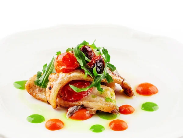 stock image Fried white fish fillet with tomatoes and arugula