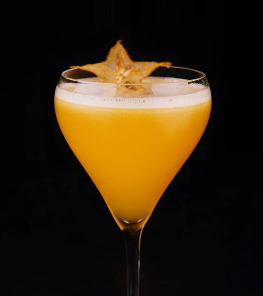 Refreshing Carambola Martini Cocktail Champagne — Foto de Stock