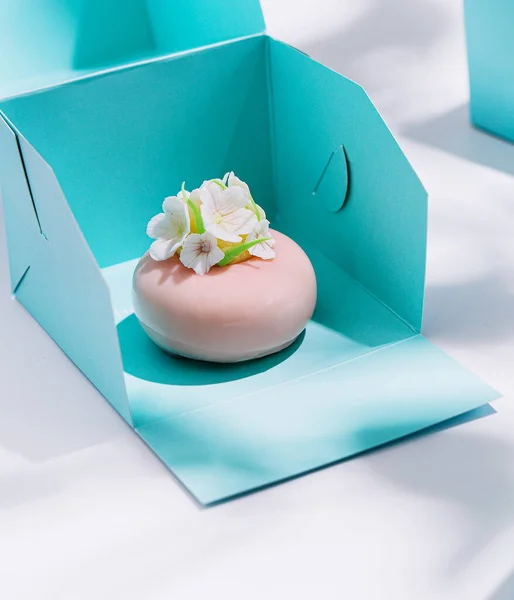 ギフトボックスの高級ピンクムースケーキ — ストック写真