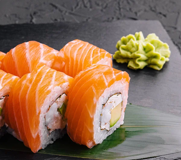 Kara tahtada somonlu suşi rulosu Philadelphia.