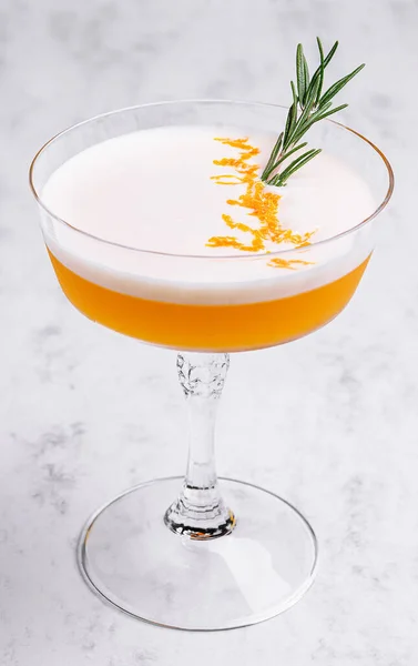 Uppfriskande Cocktail Dekorerad Med Kvist Rosmarin — Stockfoto