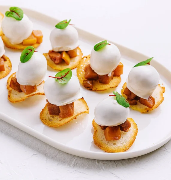 İtalyan tarzı aperatifler beyaz tabakta