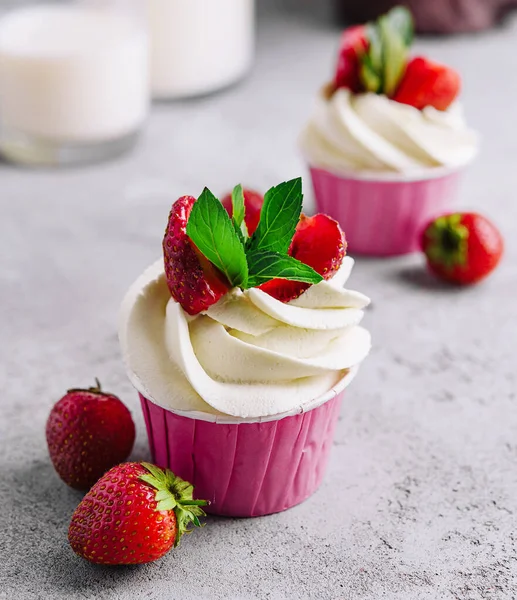 白いクリームとイチゴとバニラのケーキ — ストック写真