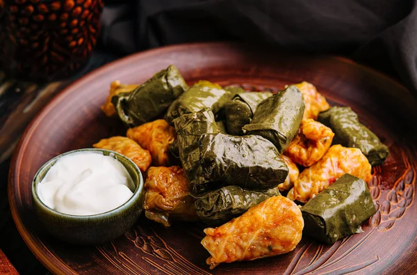 Dolma etli, üzüm yapraklarında pirinç