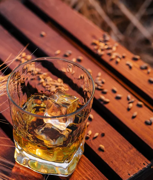 Buğday Tarlasında Bir Bardak Viski — Stok fotoğraf