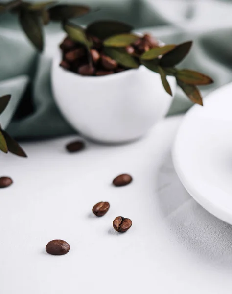 Kávébab Kőasztalon Közelről — Stock Fotó
