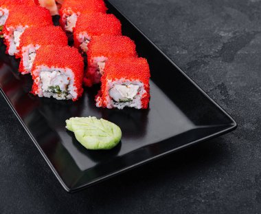California maki sushi masago ile-rulo yengeç eti yaptı.