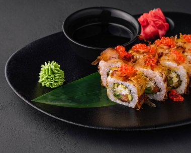 Bonito gevreği, ton balığı, peynir kremi ve salatalıklı suşi.