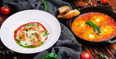 Tahta masadaki farklı İtalyan yemekleri.