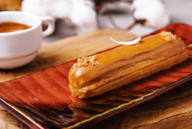 Karamel jöleli, fıstıklı ve kahveli iştah açıcı ekler.