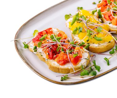 Krem peynirli bruschetta ve çok renkli ızgara dolma biber.