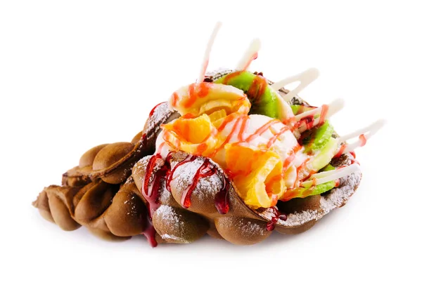 アイスクリームとシロップと果物の卵ワッフル — ストック写真