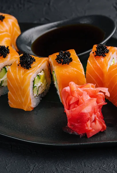 Delicioso Sushi Filadélfia Com Abacate Queijo Cremoso Salmão Caviar Masago — Fotografia de Stock