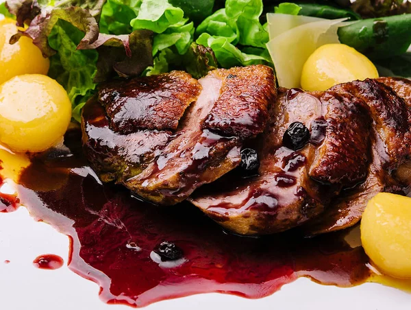 Modern Style Gourmet Duck Breast Filet Salad Cranberry Relish Offered — Stock Photo, Image