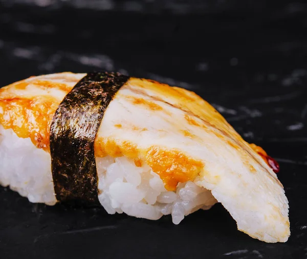 Jepang Sushi Belut Nigiri Terisolasi Pada Latar Belakang Hitam — Stok Foto