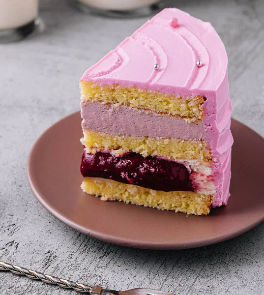 ピンク色のケーキのスライスを閉じます — ストック写真