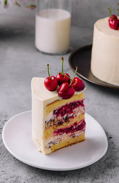 버찌와 케이크 — 스톡 사진