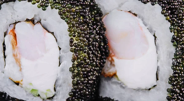 Sushi Gulung Phila Black Dengan Kaviar Hitam Udang Dan Keju — Stok Foto