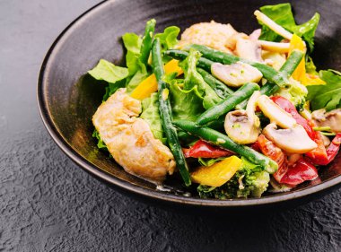 green bean salad with chicken and various vegetables