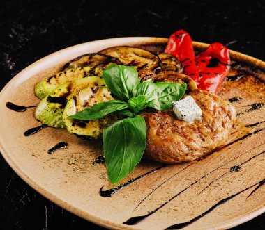 Tabakta sebzeli ızgara et.