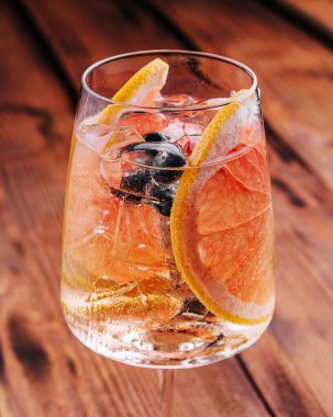 Alcoholic cocktail with grapefruit, soda, ice and gin