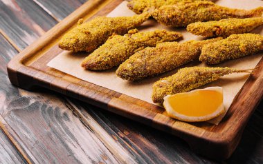 Kızarmış ahşap bir tahtanın üzerinde eritilmiş.