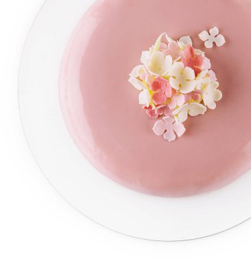 Çiçeklerle süslenmiş pembe kremalı pasta.