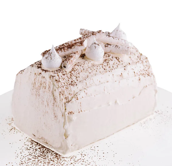 白いプレートの上にホイップクリームケーキ — ストック写真