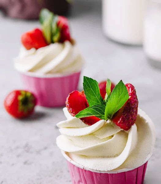 白いクリームとイチゴとバニラのケーキ — ストック写真
