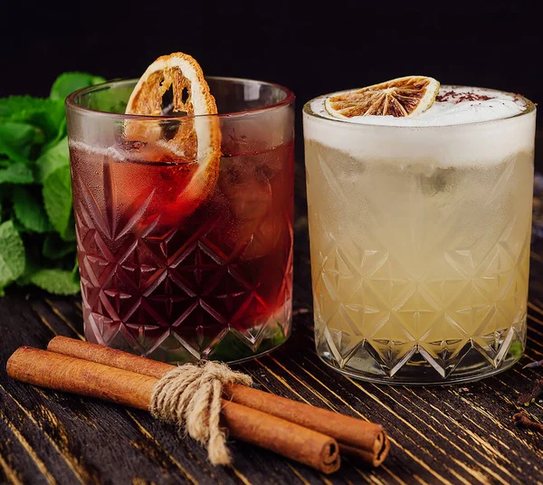 Différents Cocktails Alcoolisés Avec Des Verres Ancienne — Photo