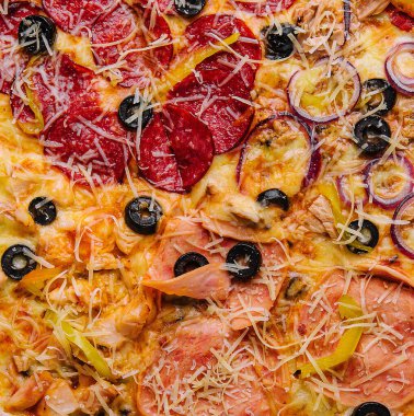 Farklı lezzetli pizzaların dilimleriyle kompozisyon