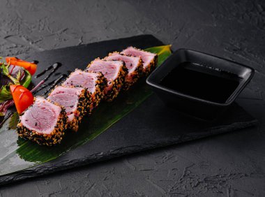 Sushi soslu ton balığı bifteği.