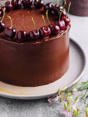 Kirazla süslenmiş çikolatalı pasta.