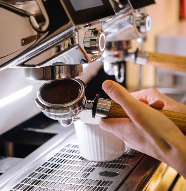 Barista kahve kahve makinesinde yapıyor.