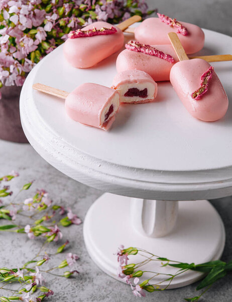 Десерт в виде мороженого