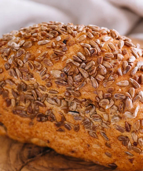 Celý Pšeničný Chléb Semínky Dřevě — Stock fotografie