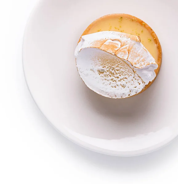 Limon beze tart beyaz plaka üzerinde