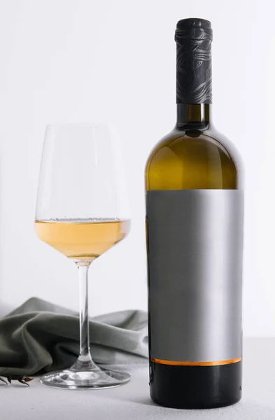 Γυαλί Και Μπουκάλι Κρασί Λευκό — Φωτογραφία Αρχείου