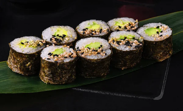 Sushi Maki Avocado Black Plate — стоковое фото