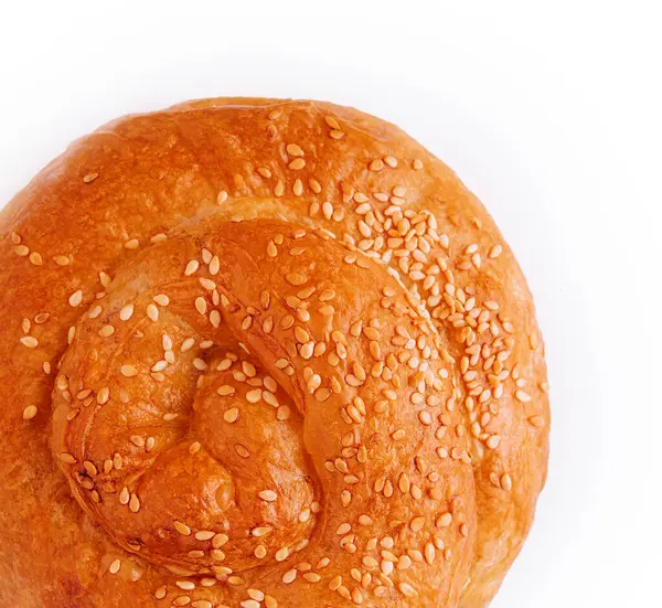 Frisch Gedrehtes Brötchen Mit Sesam — Stockfoto