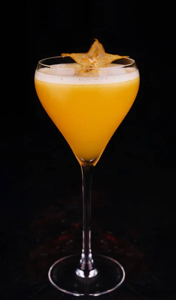 Refreshing Carambola Martini Cocktail Champagne — Fotografia de Stock