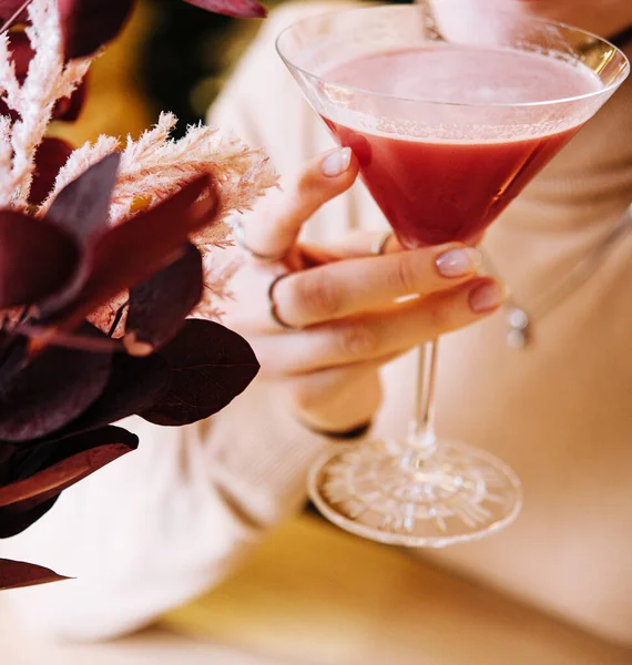 Young Woman Drink Red Cocktail Strawberry — Fotografia de Stock