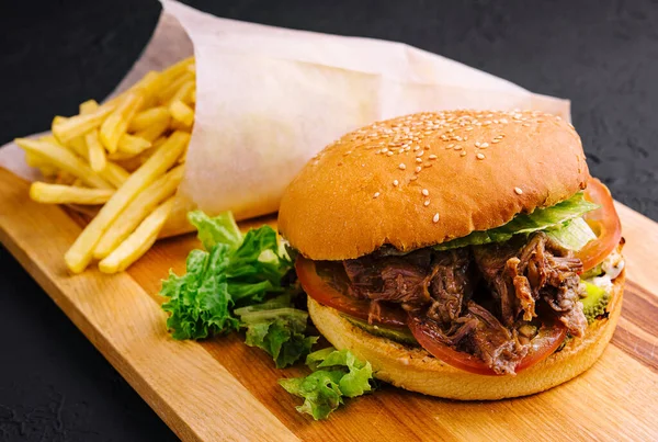Getrokken Varkensvlees Hamburger Met Frietjes — Stockfoto