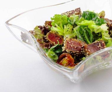 Kızarmış ton balıklı salata.