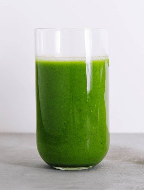 Taş masadaki Kiwi smoothie. Yaklaş.