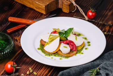 Mozzarella Medley: Enginar ve Domates Lezzeti