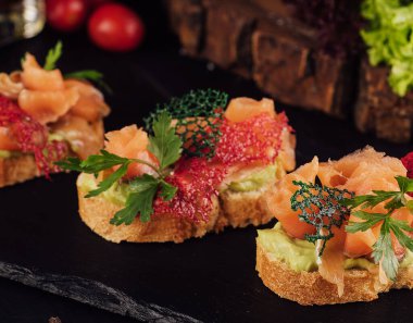 Taze bruschetta avokado somonu.