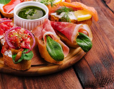 Tahtadaki farklı bruschetta.