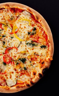 Siyah arka planda İtalyan vejetaryen pizzası