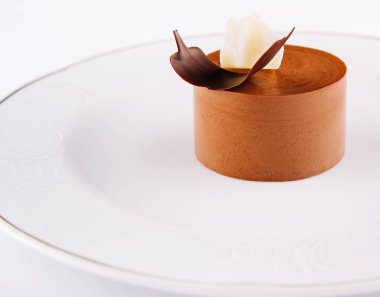 Beyaz üzerine kahve panna cotta ile tabak